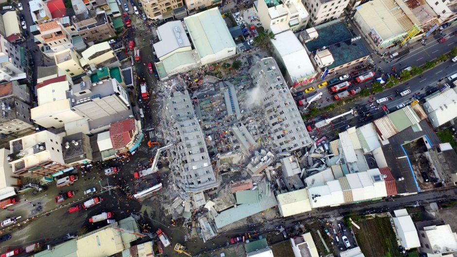 Per žemės drebėjimą Taivane sugriuvo daugiabutis, aukų skaičius auga