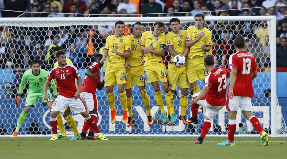 Rumunų ir šveicarų rungtynės Europos futbolo pirmenybėse baigėsi taikiai