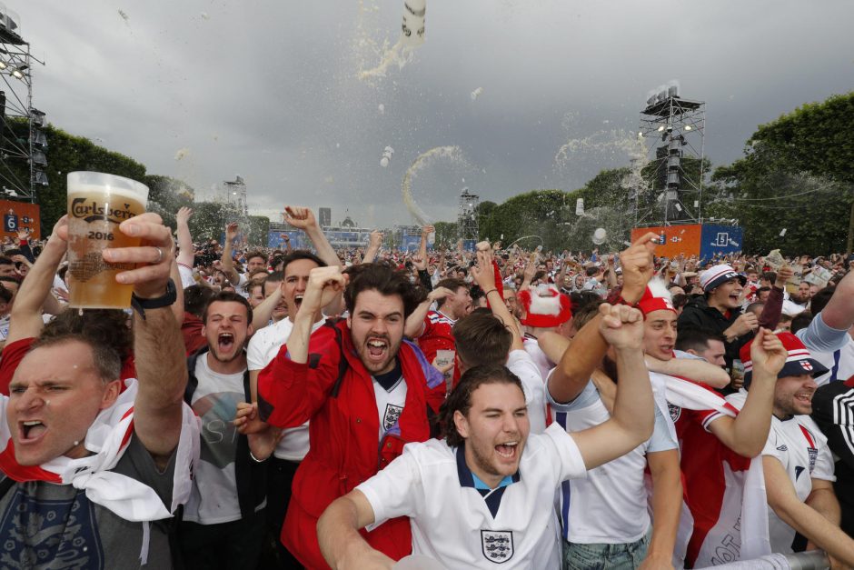 Anglijos futbolininkai mačo pabaigoje palaužė Velso rinktinę