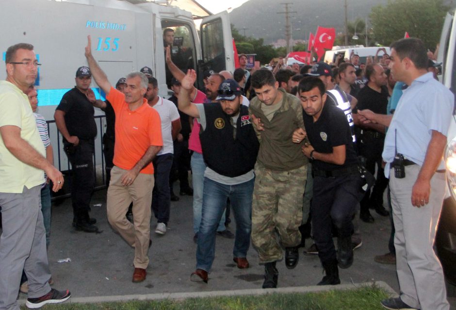 Turkijoje suimti trys kariai, įtariami išpuoliu prieš Prezidentą