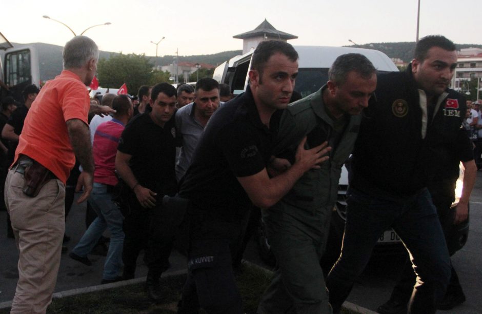 Turkijoje suimti trys kariai, įtariami išpuoliu prieš Prezidentą