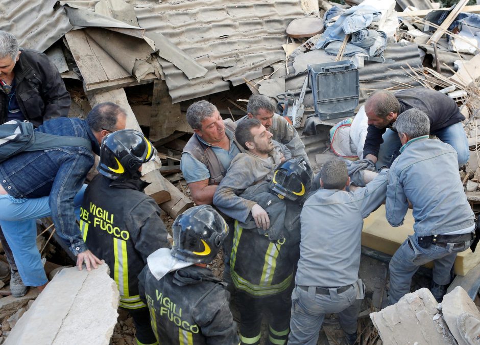 Italiją supurtė stiprus žemės drebėjimas: žuvo mažiausiai 120 žmonių