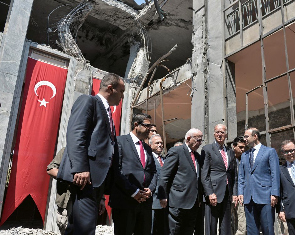 J. Bidenas atvyko į Turkiją pasaldinti pašlijusių santykių