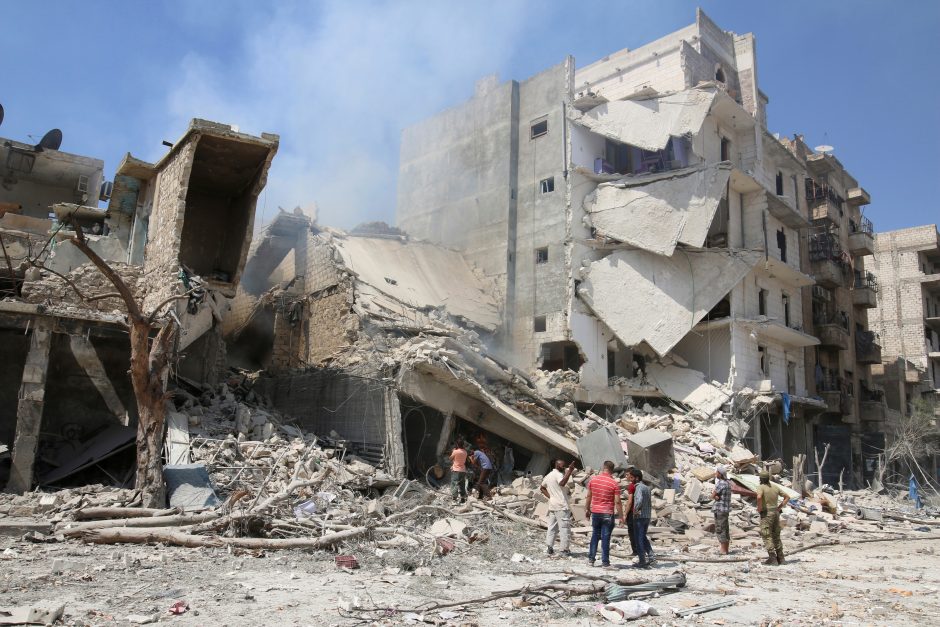 Alepe numestos sprogmenų prikrautos statinės užmušė mažiausiai 15 civilių