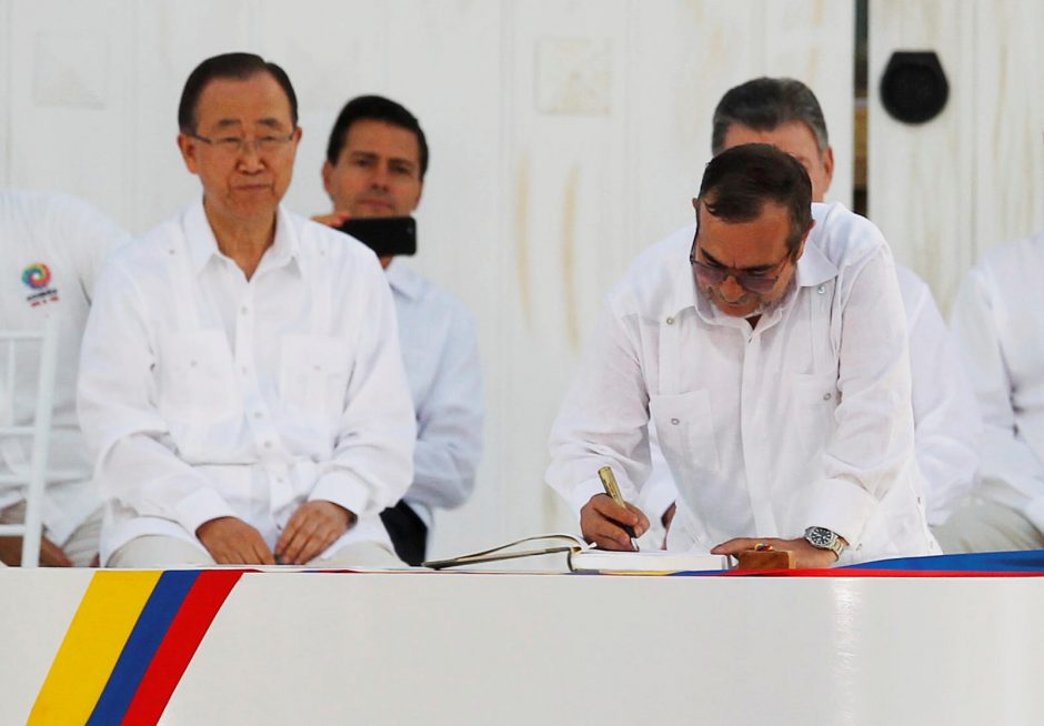 Kolumbijos vyriausybė pasirašė istorinę taikos sutartį su FARC sukilėliais