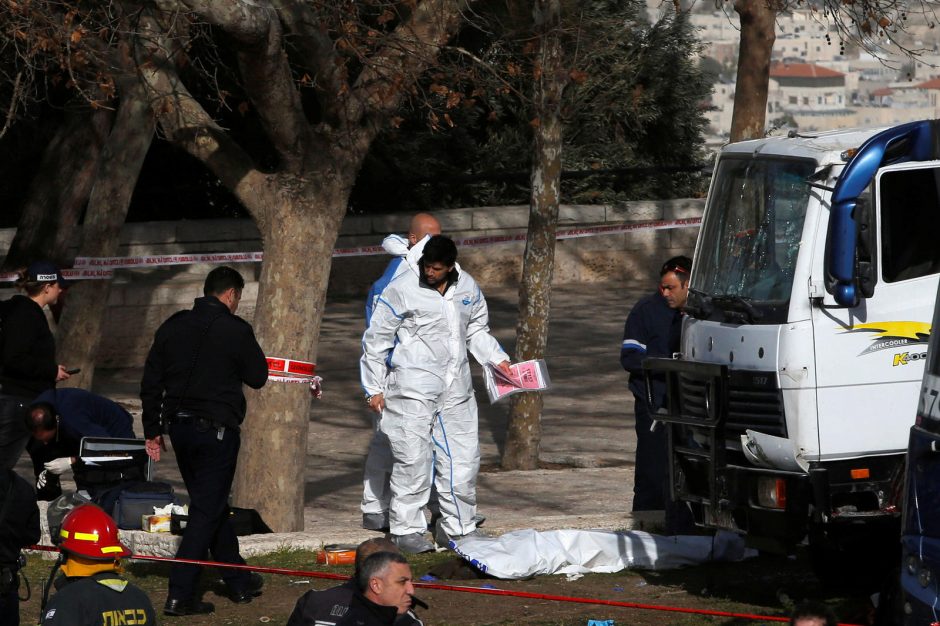 „Hamas“ giria sunkvežimiu keturis žydų karius pražudžiusį vairuotoją