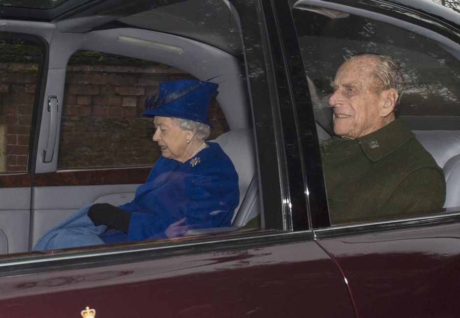Karalienė Elizabeth II po stipraus peršalimo pasirodė viešumoje
