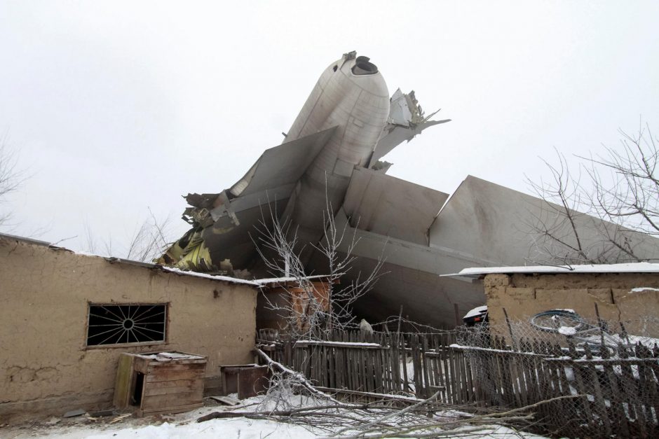 Kirgizijoje lėktuvas nukrito ant gyvenvietės: žuvo mažiausiai 37 žmonės (atnaujinta)