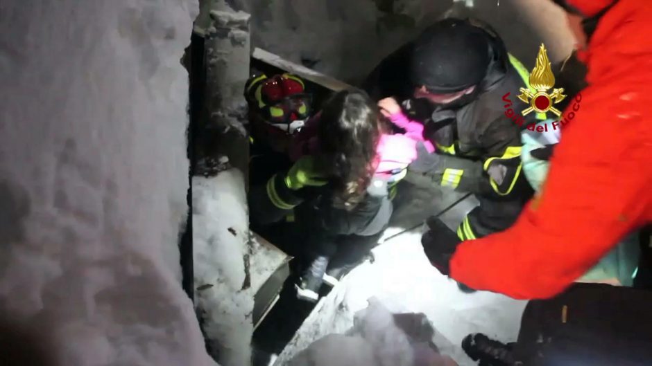 Lavinos nuniokotame Italijos kalnų viešbutyje išgelbėti dar keturi žmonės