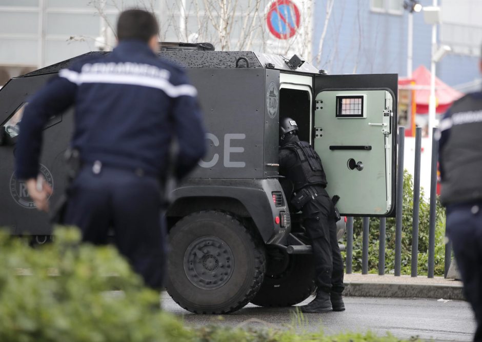 Paryžiuje nušautas kario ginklą pagrobęs vyras