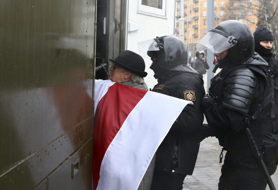 Minske per opozicijos mitingą sulaikyta daugiau kaip 400 dalyvių, daugelis sumušti