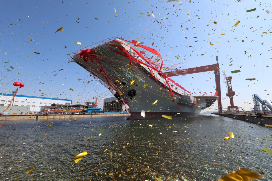 Kinija nuleido į vandenį pirmąjį savo pasistatytą lėktuvnešį