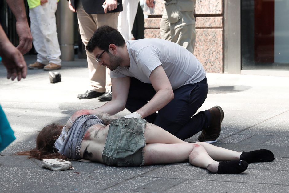  Atsargos karys Niujorke rėžėsi į žmonių minią, žuvo jauna moteris 
