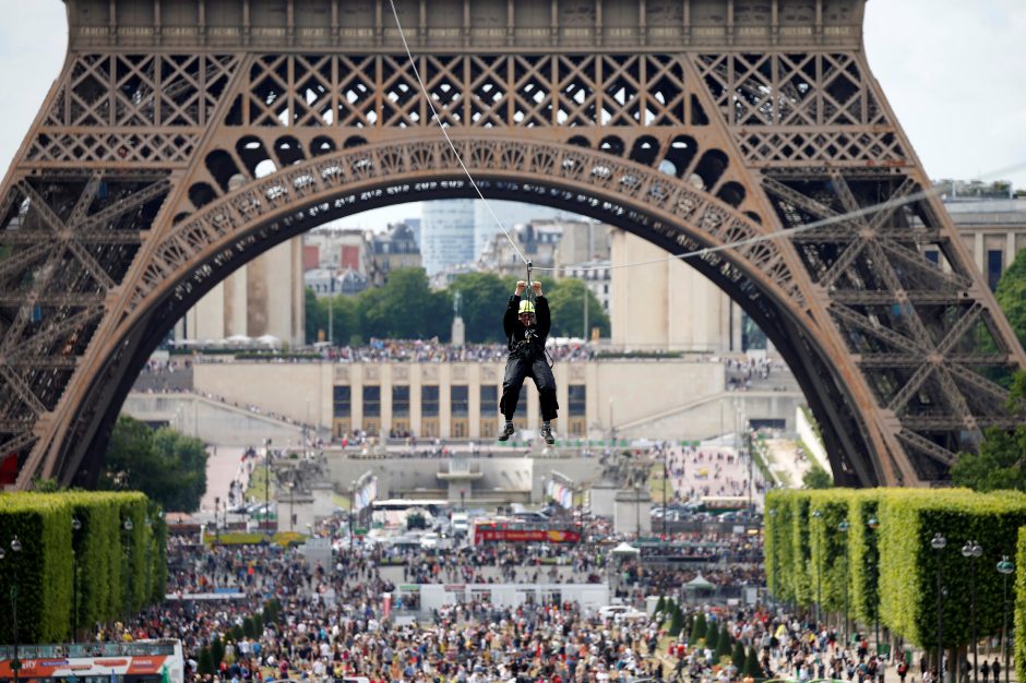 Atrakcija Paryžiuje: nuo Eifelio bokšto galima nusileisti lynu 