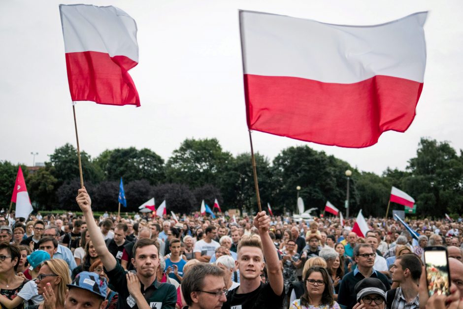 Lenkijoje tūkstančiai žmonių vėl protestavo prieš teismų reformą