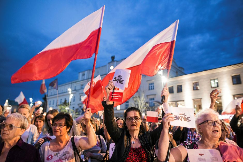 Lenkijoje tūkstančiai žmonių vėl protestavo prieš teismų reformą