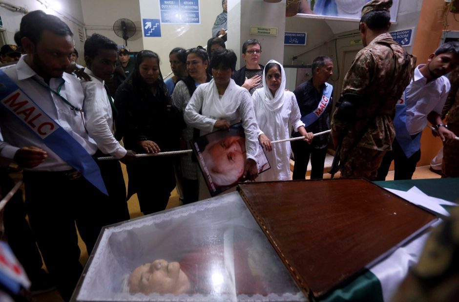 Karačyje palaidota Pakistano „motina Teresė“