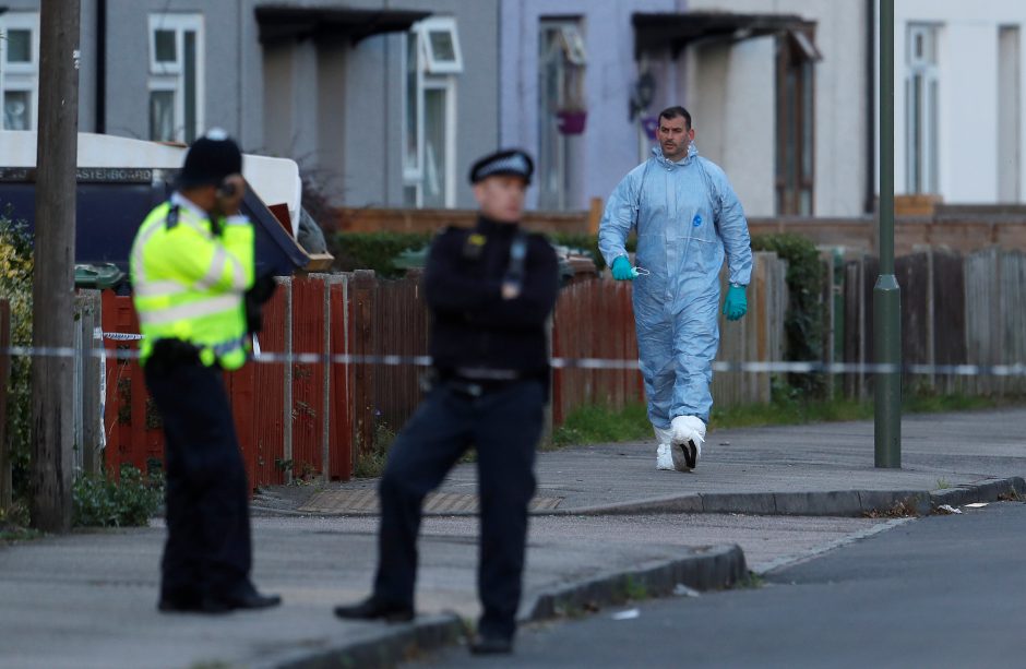 Britų policija atlieka kratą namuose, susijusiuose su sprogimu metro