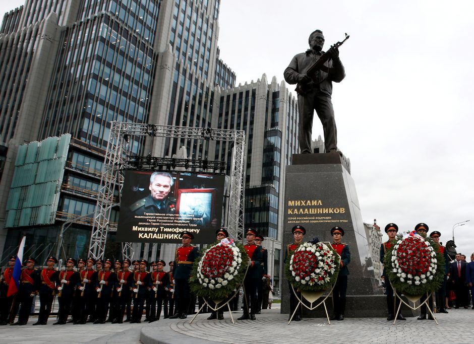 Maskvoje atidengtas paminklas ginklų konstruktoriui M. Kalašnikovui