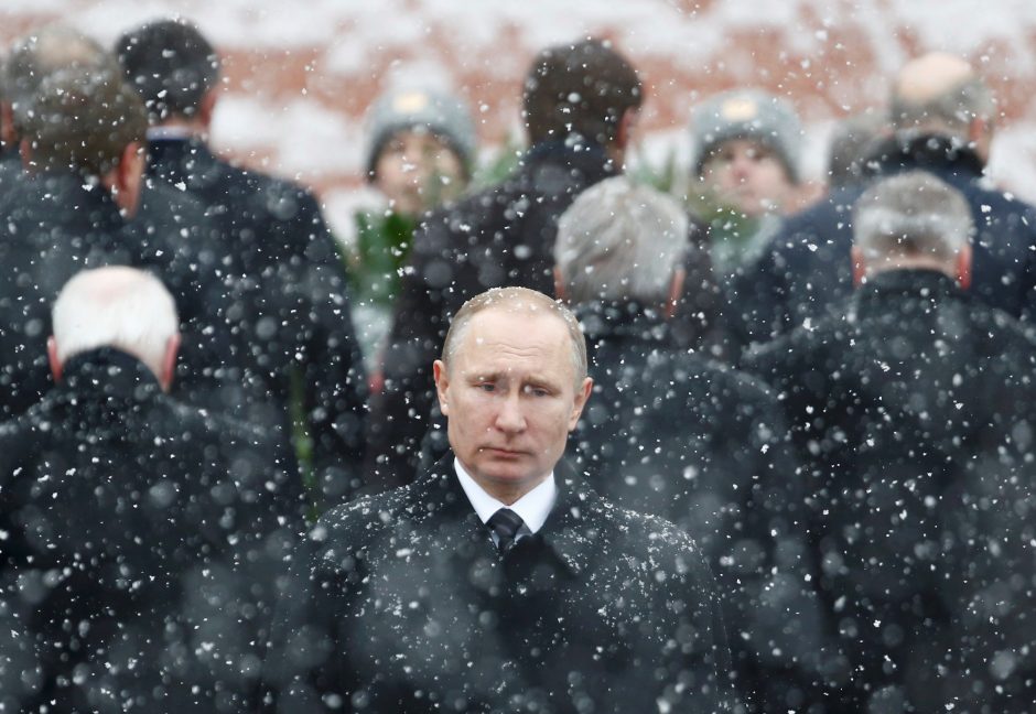 V. Putinas naujai kadencijai ruošiasi imituodamas pasirengimą karui
