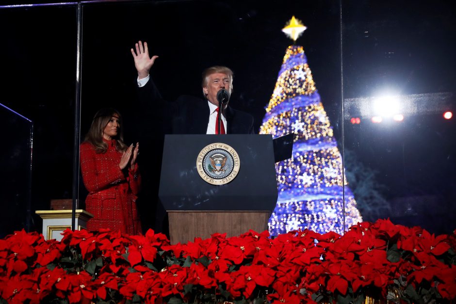 D. Trumpas pirmą kartą įžiebė pagrindinę šalies Kalėdų eglę
