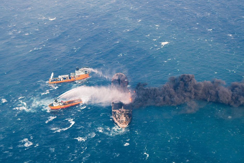 Prie Kinijos krantų ugniagesiai atnaujino degančio tanklaivio gesinimą