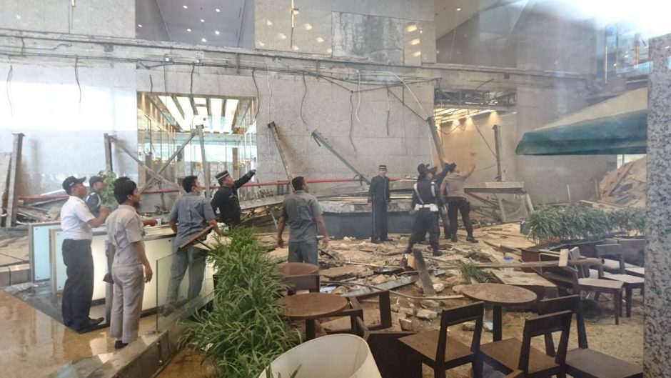Indonezijos vertybinių popierių biržoje įgriuvus grindims sužeisti 75 žmonės