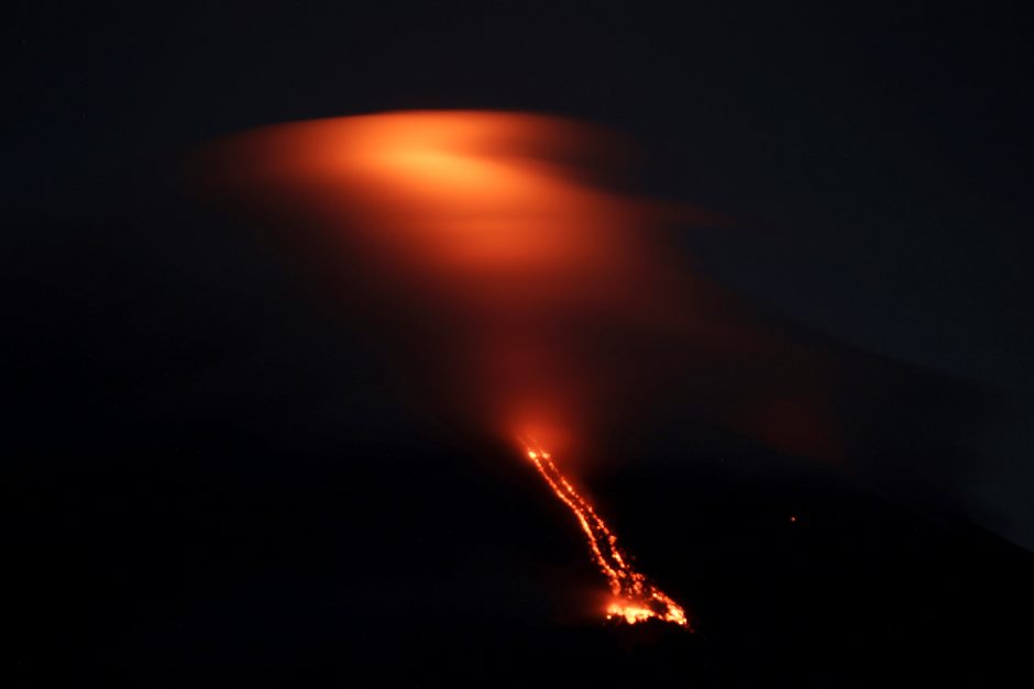 Filipinuose lavos „fejerverkai“ traukia turistus, bet gyventojai evakuojasi
