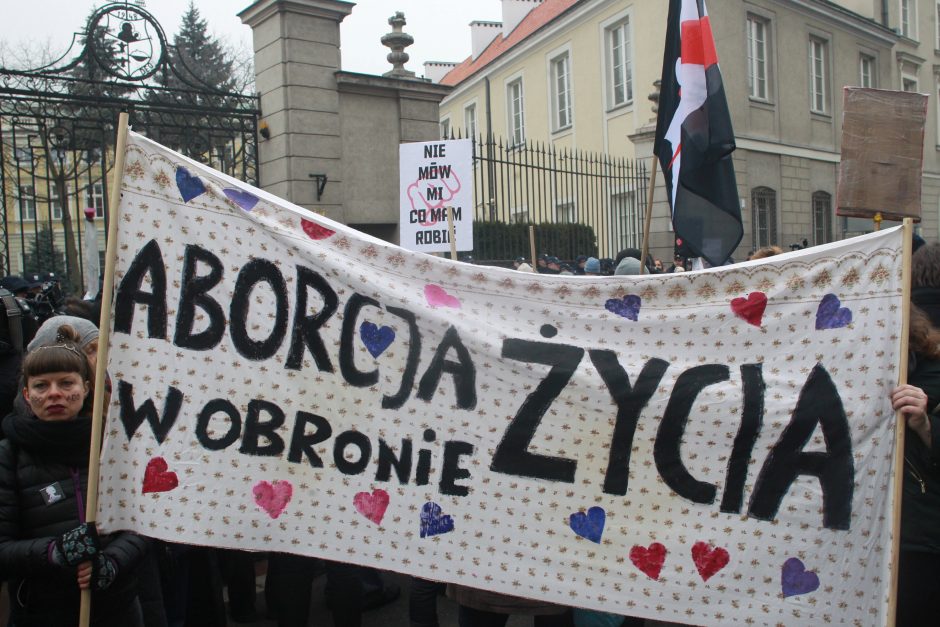 Protestas prieš abortų draudimo įstatymą subūrė tūkstančius lenkų