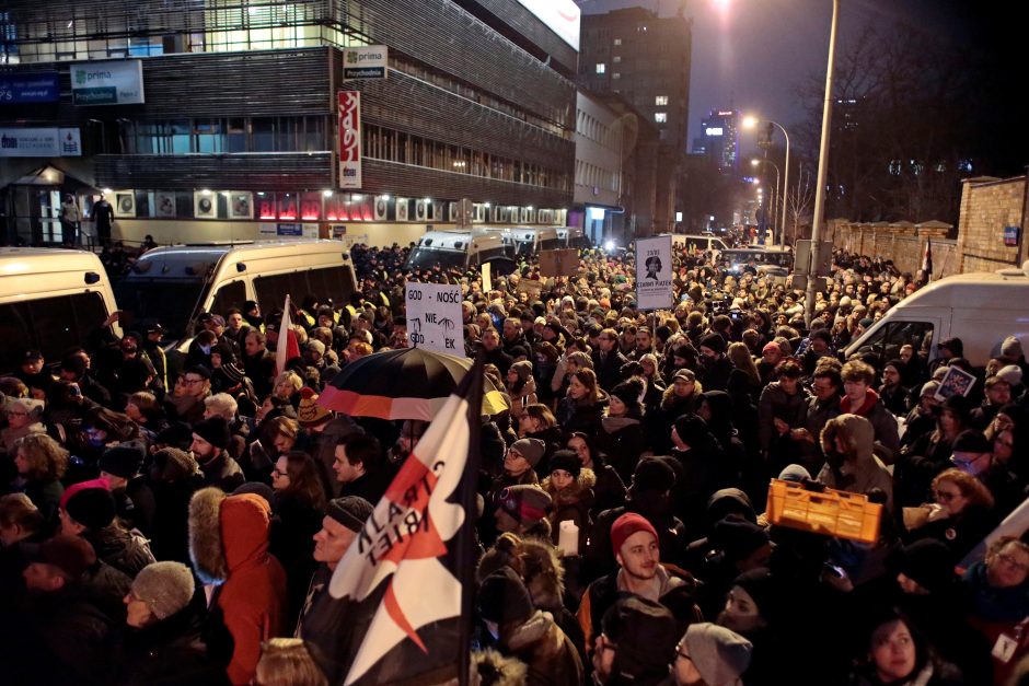 Protestas prieš abortų draudimo įstatymą subūrė tūkstančius lenkų