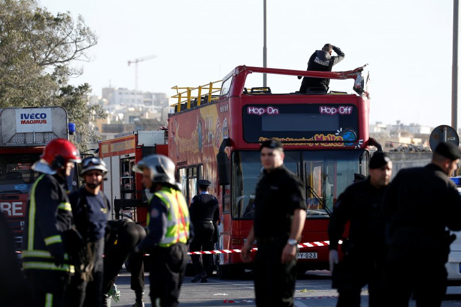 Maltoje į medį įsirėžė turistų autobusas, yra žuvusiųjų