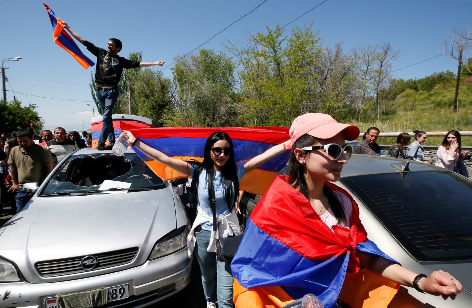 Armėnijoje tūkstančiai demonstrantų vėl išėjo į gatves