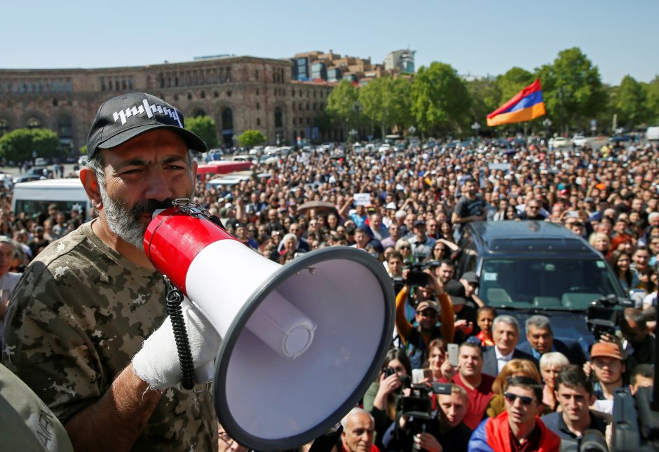 Armėnijoje tūkstančiai demonstrantų vėl išėjo į gatves