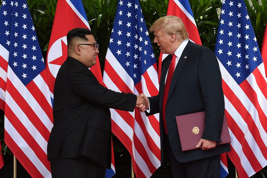 D. Trumpas ir Kim Jong Unas pasirašė svarbų dokumentą: paaiškėjo jo detalės