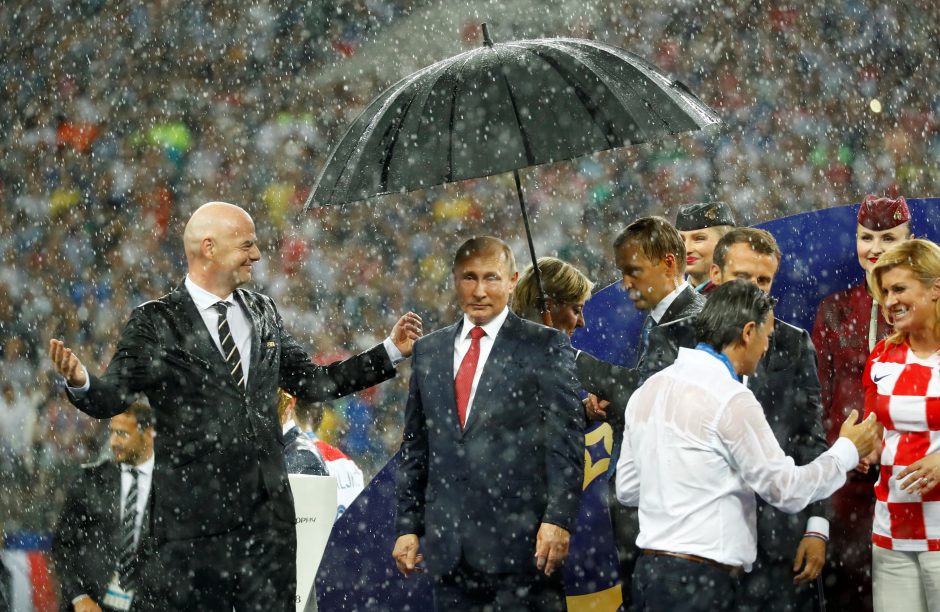 Per iškilmingą futbolo čempionato finalo momentą – skėtis tik V. Putinui