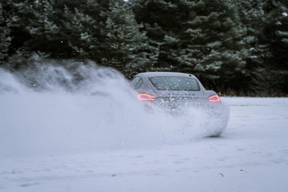 „Porsche“ atstovai mokys, kaip suvaldyti automobilį ant ledo ir sniego