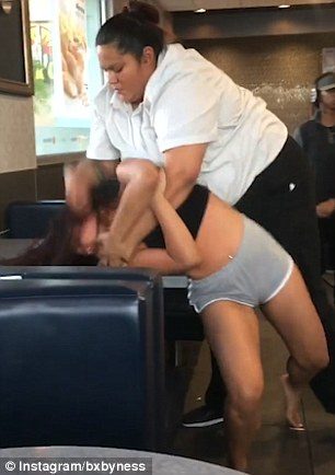 „McDonald‘s“ susimušė darbuotoja ir klientė: skraidė ne tik pieno kokteiliai