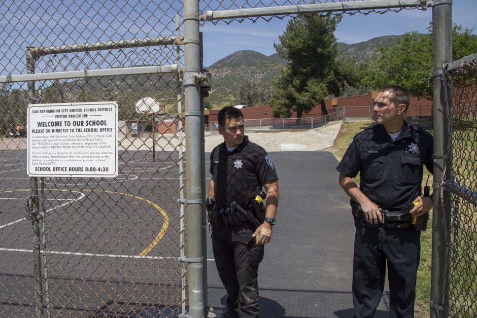Kalifornijoje per išpuolį pradinėje mokykloje žuvo du suaugusieji ir vaikas 
