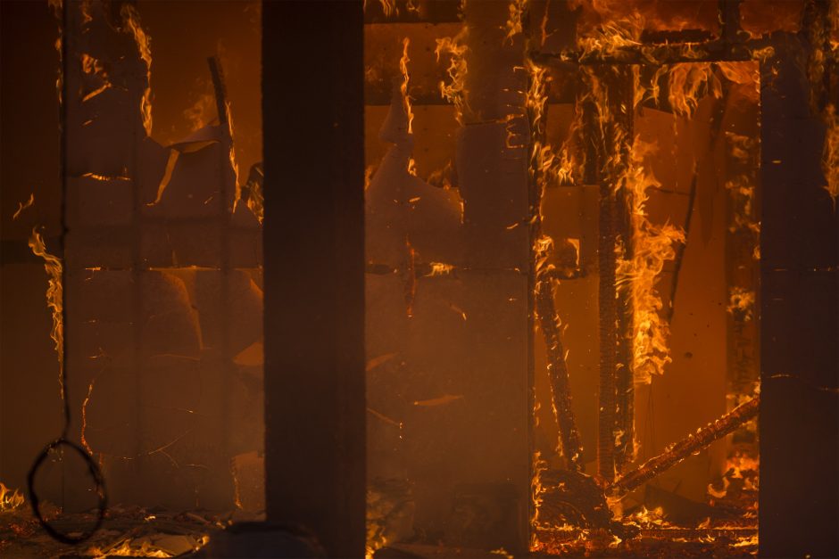 Pietų Kalifornijoje siaučiantys gaisrai grasina kitiems miestams
