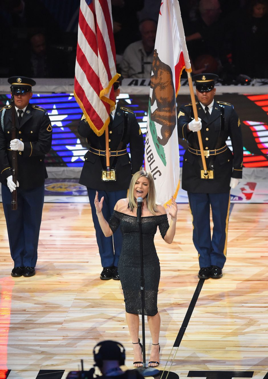 Atlikėja Fergie atsiprašė už įvairiausių reakcijų sulaukusią JAV himno versiją