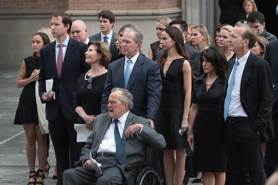 Buvę prezidentai, artimieji, draugai atsisveikino su B. Bush
