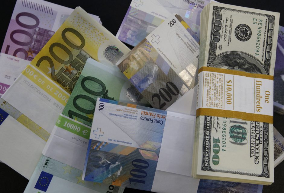 Euro kursas smunka kitų valiutų atžvilgiu