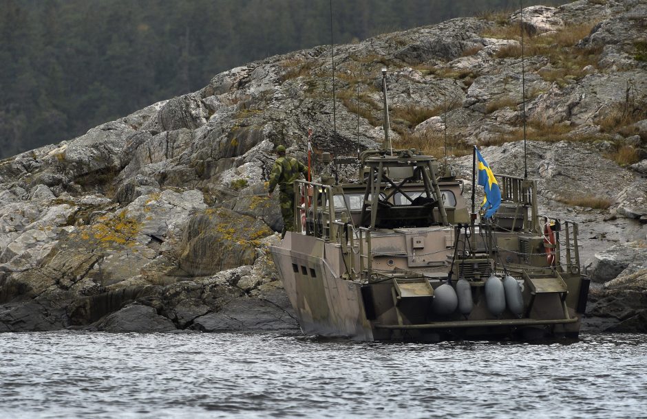 Švedijos karinės jūrų pajėgos plečia mįslingo povandeninio laivo paieškas