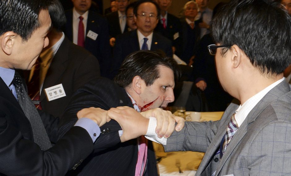Pietų Korėjoje per išpuolį sužeistas JAV ambasadorius