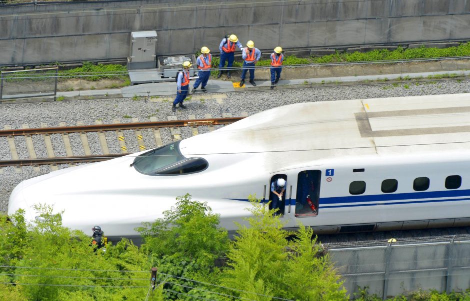 Japonijoje numanomas savižudis sukėlė gaisrą greitajame traukinyje