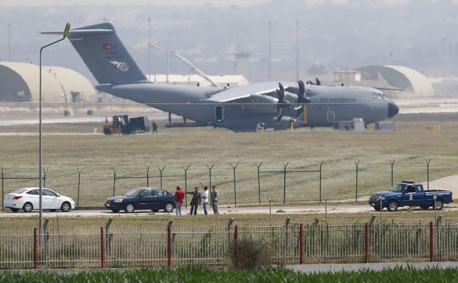 Turkija oficialiai leido amerikiečiams naudotis jos karinės aviacijos baze