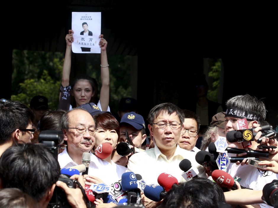 Taivane demonstrantai po studento savižudybės žada suintensyvinti veiksmus