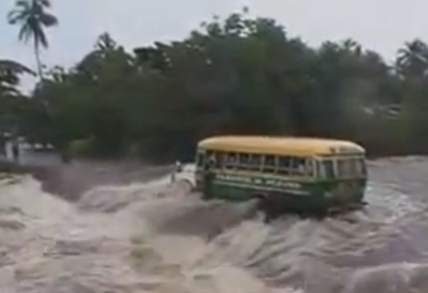 Užfiksuota, kaip vanduo nuplovė per upę važiavusį autobusą