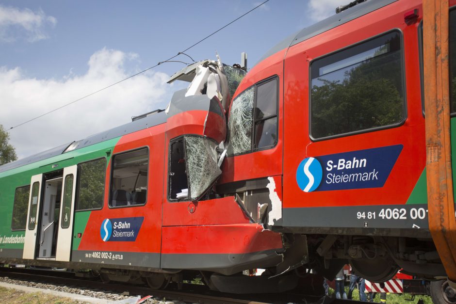 Austrijoje kaktomuša susidūrė du traukiniai