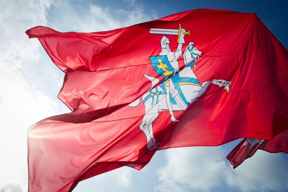 Valstybės dieną – bėgimas su valstybės istorinėmis vėliavomis